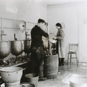 876769 Afbeelding van vermoedelijk een Zuster Augustines die met een assistent voedsel aan het koken is voor de ...